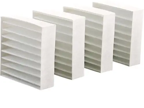 Nahaufnahme von vier STIEBEL ELTRON Filtermattensets FMS M5-4 LWE 40, mit M5-Filterung, Produktnummer 236677.